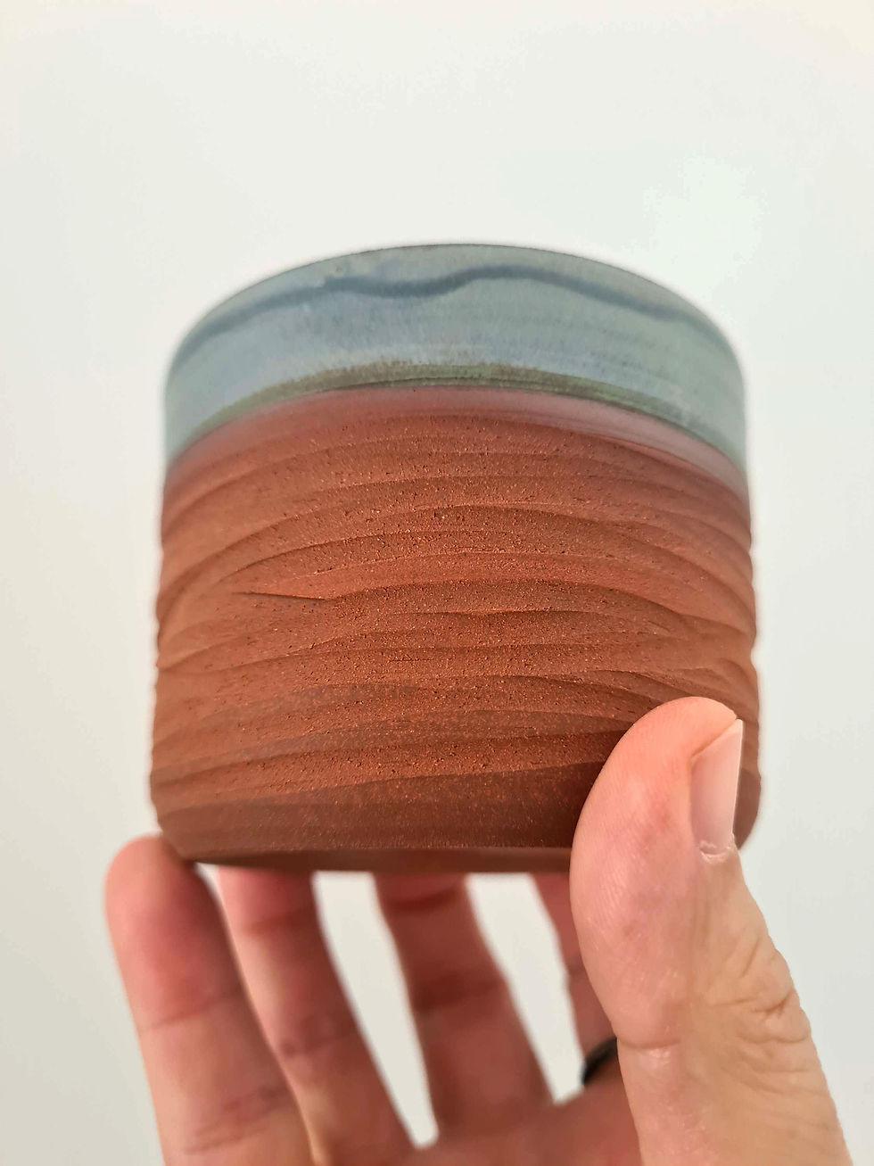 תמונה ממוזערת: כוס חימר טרקוטה ללא ידית עם חריטות בשני זיגוגים