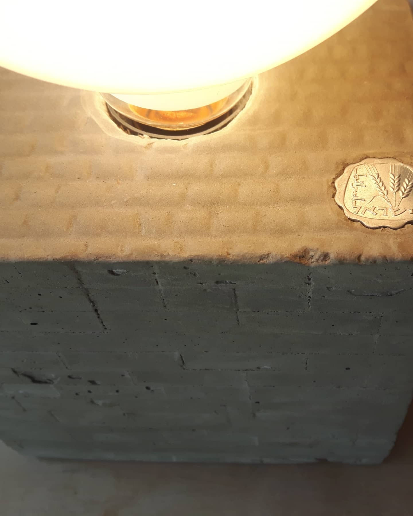 מנורת בטון עם הגרוש לאוהבים בטון ואומנות מודרנית