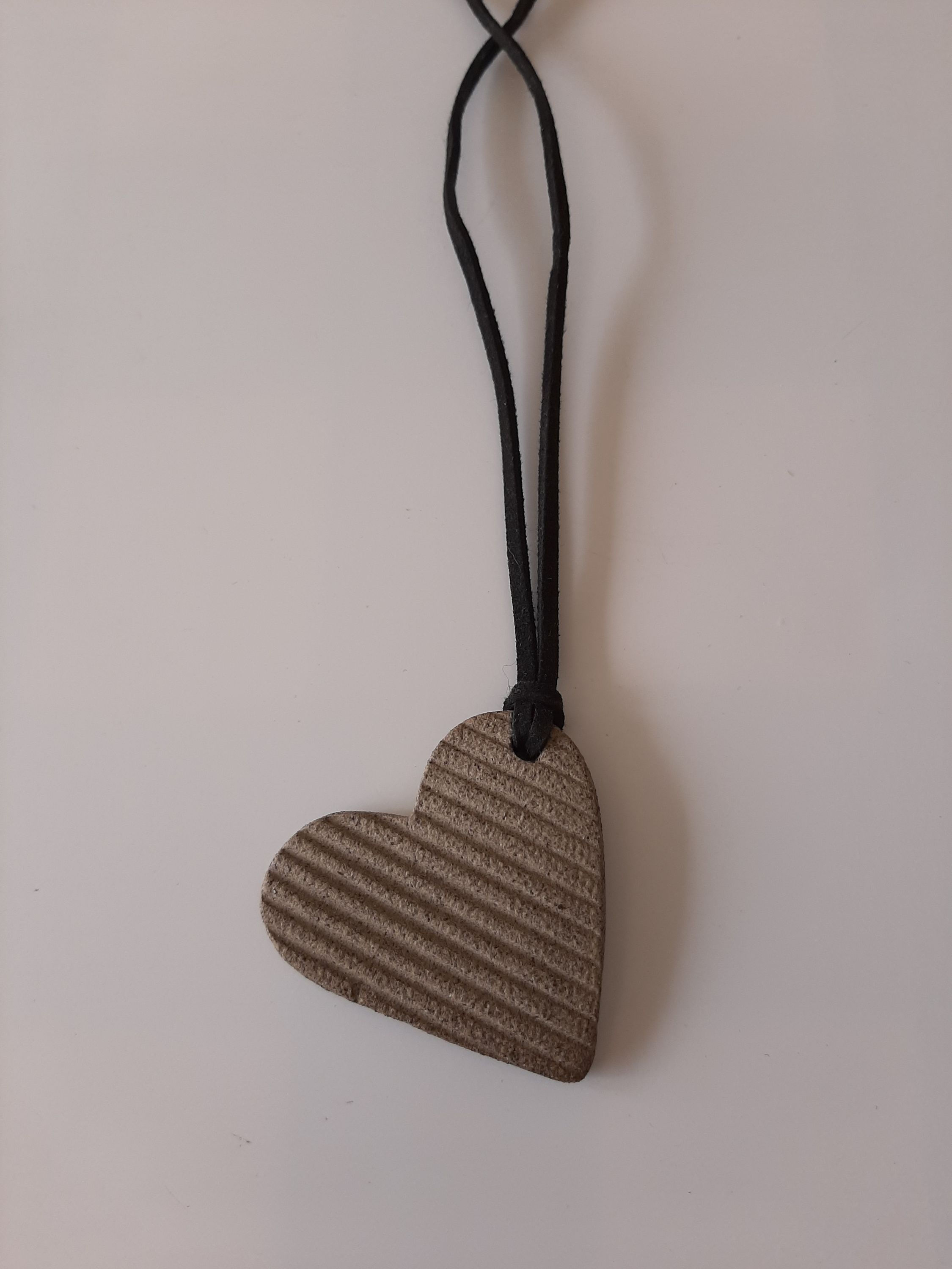 תליון לב חימר אפור טבעי