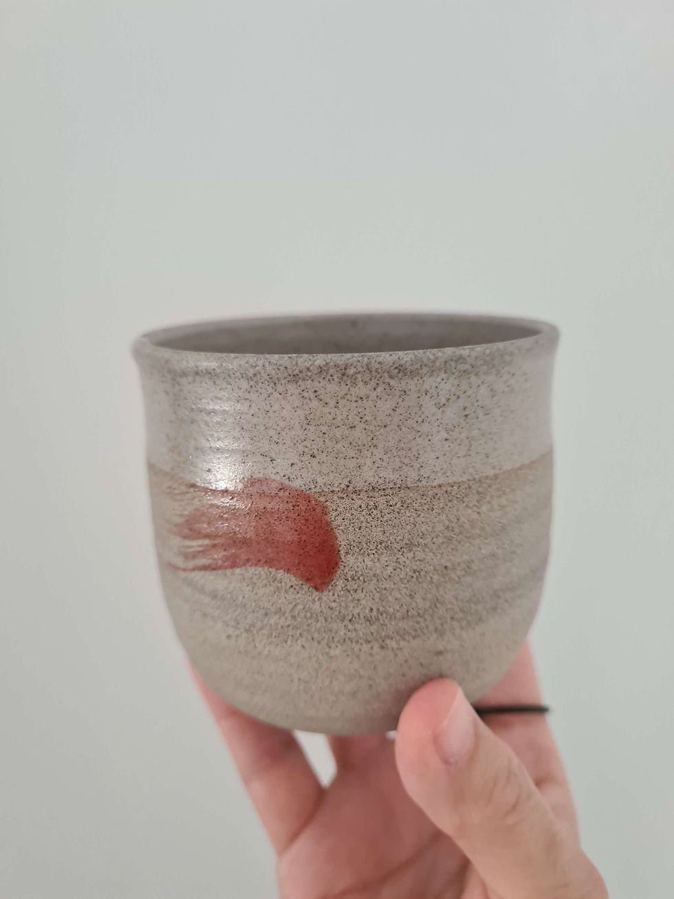 כוס מחימר אפור בזיגוג מט ופס אדום ללא ידית דגם ליידי