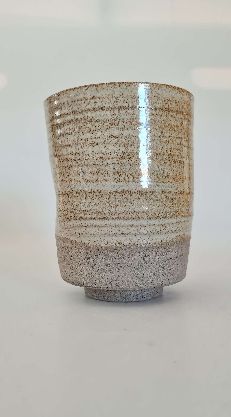 כוס גבוהה חימר אפור בזיגוג קרם עם מעיכה לאצבעות