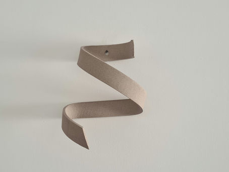 פוסט למעצבי פנים ולאוהבים עיצוב פנים - יצירות קרמיקה ייחודיות: הפכו קירות רגילים ליצירות אומנות ואת החלל לגלריה.