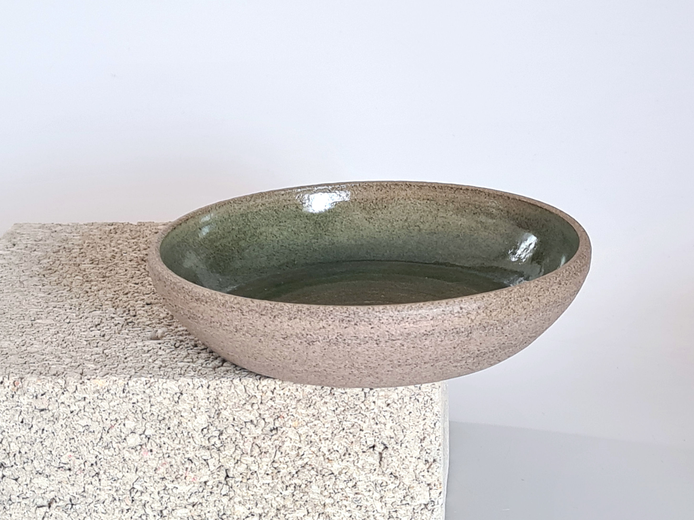 קערה שטוחה רחבה מחימר אפור בזיגוג ירקרק