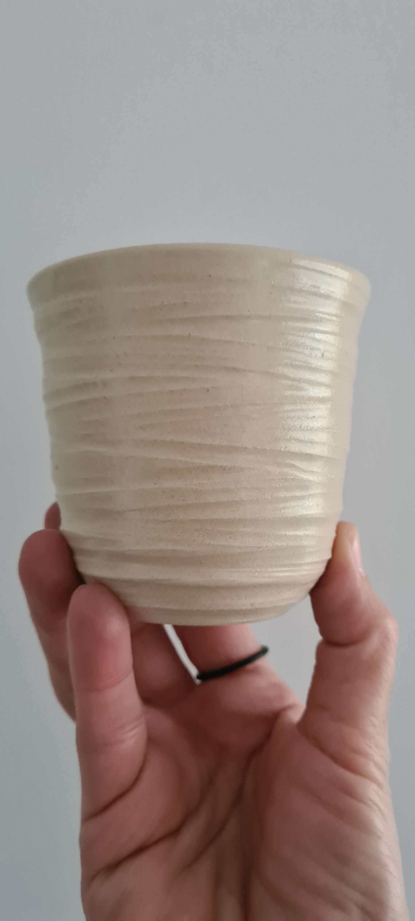 כוס מעוצבת עם חריטות אסימטריות ללא ידית