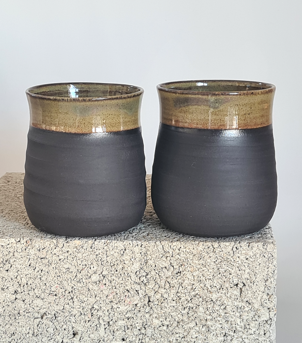 תמונה ממוזערת: כוסות גבוהות חימר שחור בזיגוג ירקרק יפהפה ללא ידית