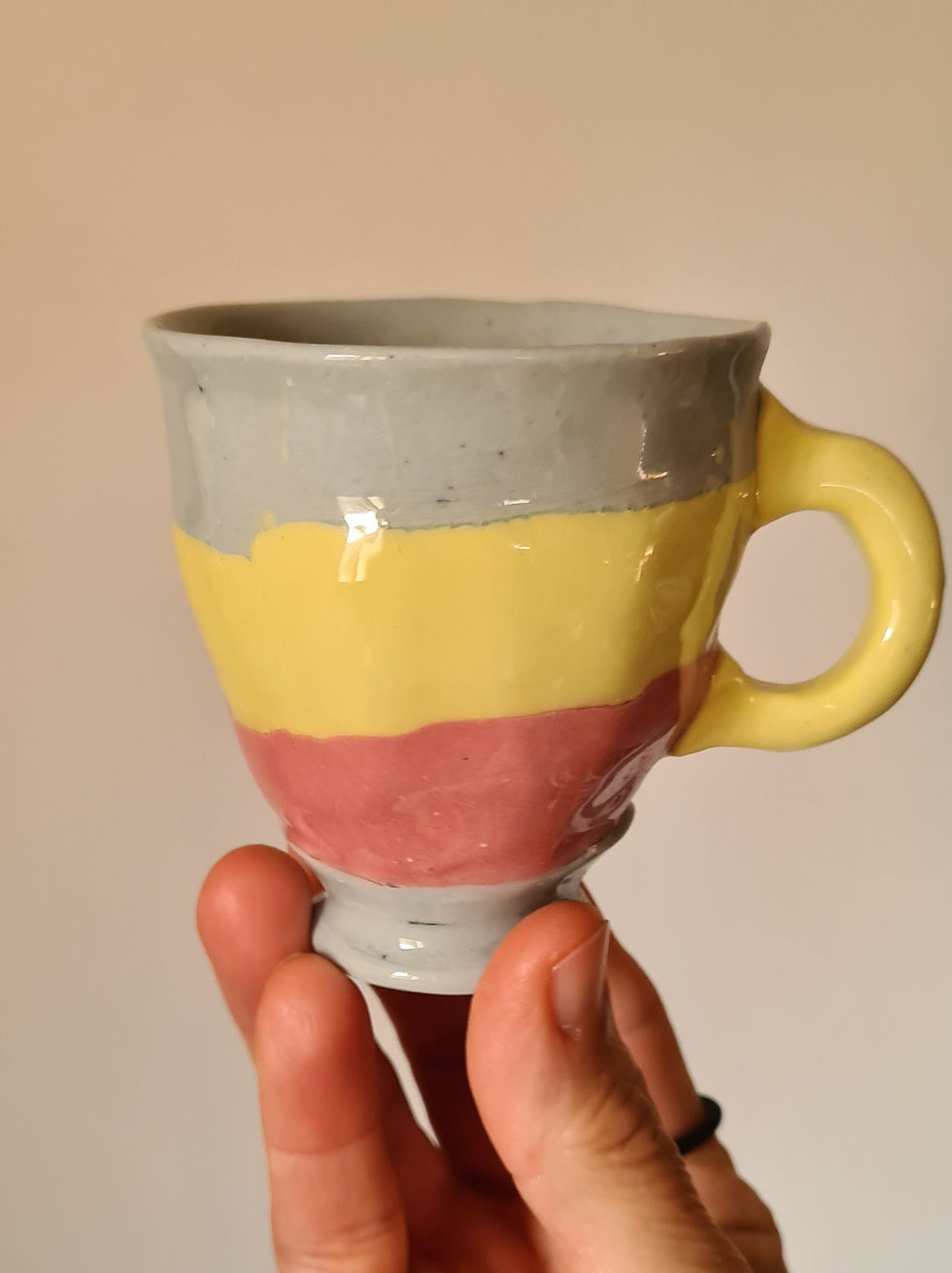 ספל אספרסו מפורצלן צבעוני בעיצוב טלאים לא מפונפן עבודת יד אפור ורוד וצהוב