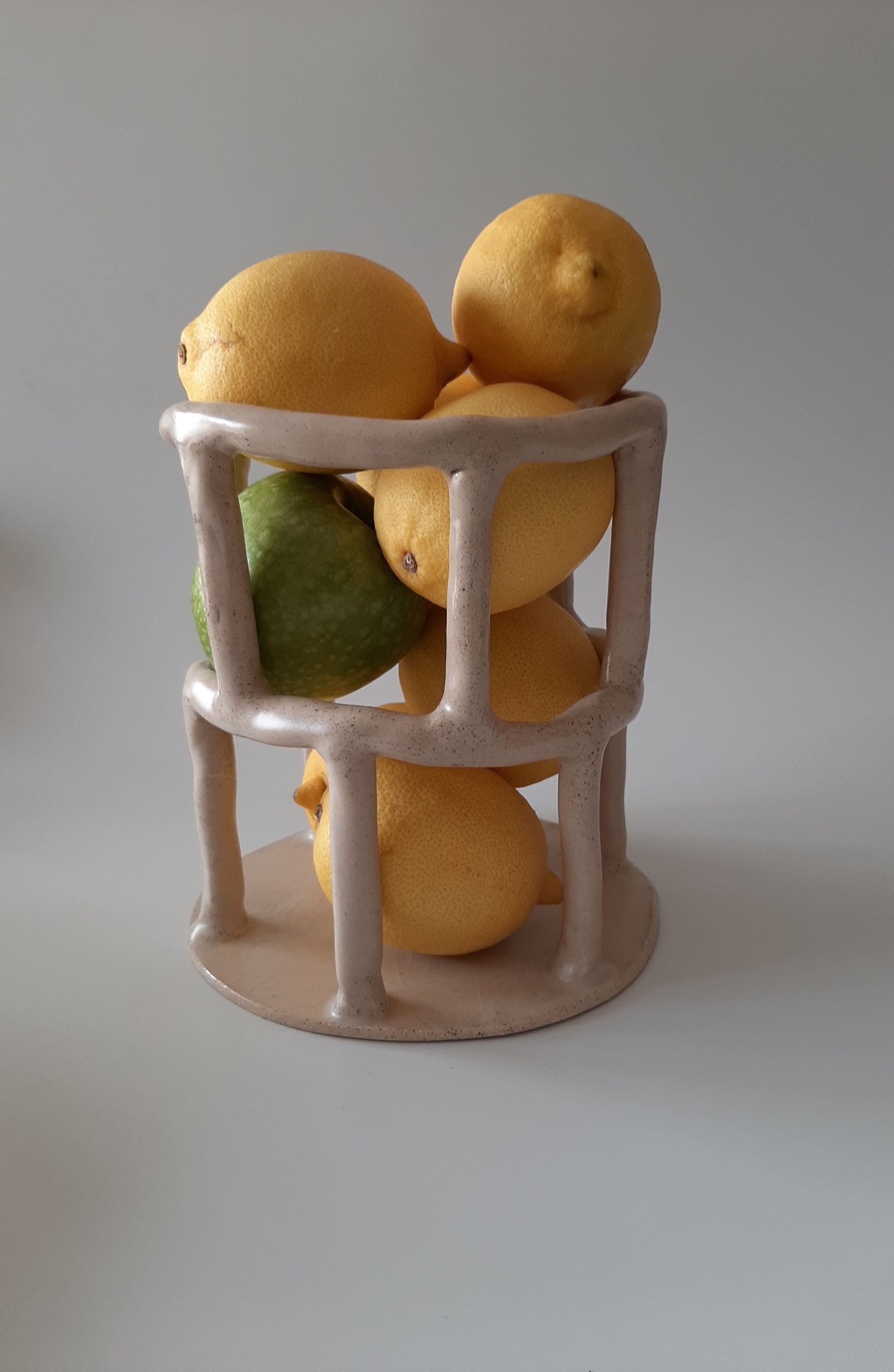 סלסלת חימר לבן עבודת יד לפירות