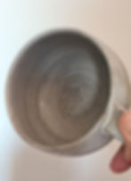 ספלי קפה תה או שוקו חימר אפור בגלזורה לבנה עם עיטור נקודות בחימר