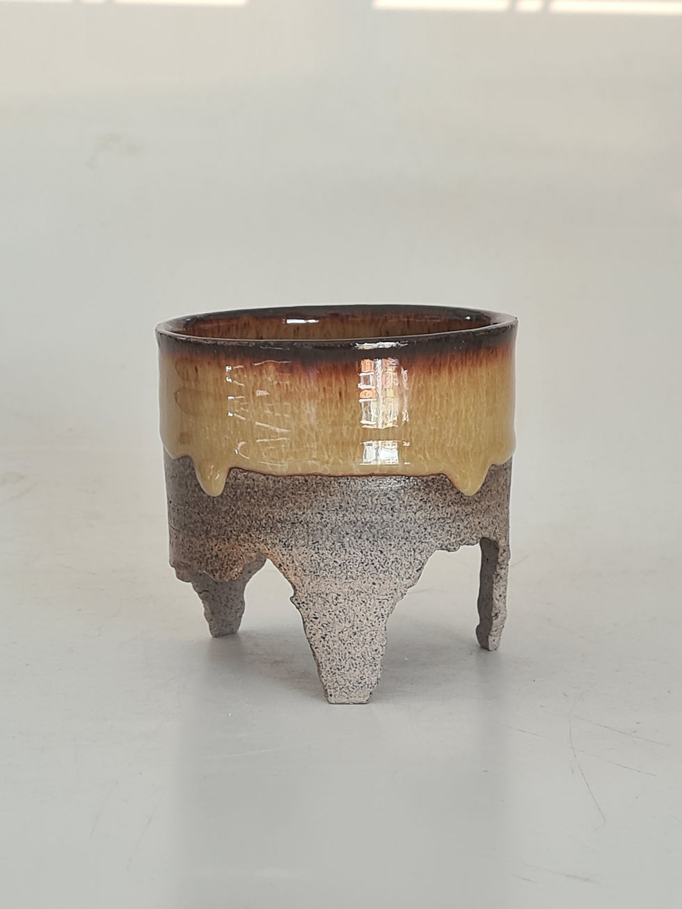 תמונה ממוזערת: כוסות מעוצבות על 3 רגליים ללא ידית בזיגוג של חום צהבהב