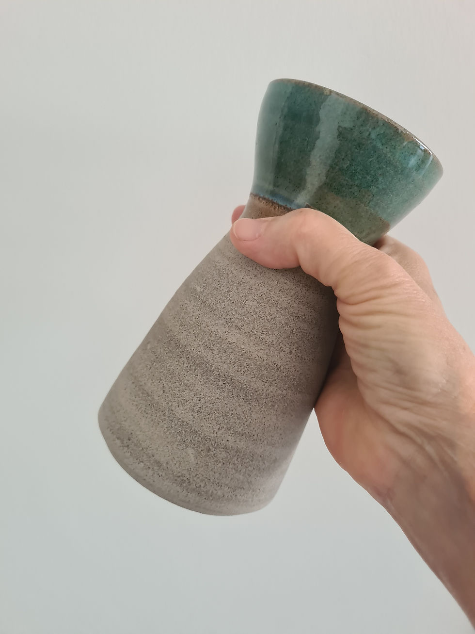 תמונה ממוזערת: קנקן מים מחימר אפור בזיגוג טורקיז שקוף