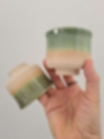 שני ספלי אספרסו בסגנון יפני חימר לבן עם גלזורה טורקיז ירקרק