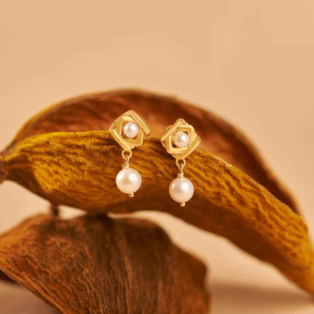 Enchanting 18 karat Yellow Gold and Diamond Earrings