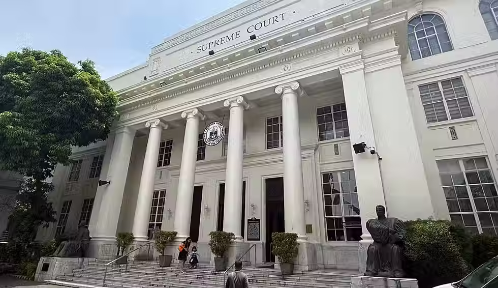 Hulagway sa atubangan sa Supreme Court of the Philippines building, nga adunay dagkong puting haligi ug hagdanan.