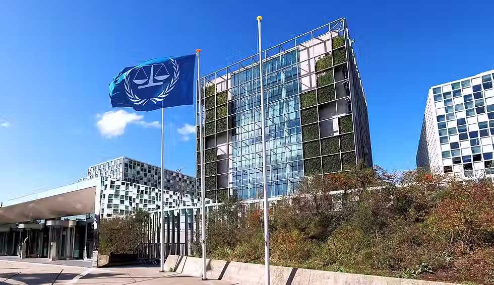 Hulagway sa bandila sa International Criminal Court (ICC) nga nagwagayway atubangan sa bilding niini sa The Hague, Netherlands.