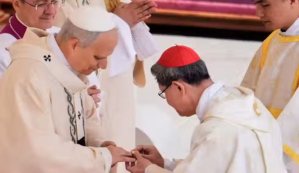 Si Cardinal Luis Antonio Tagle nga nagsul-ob sa Ring of the Fisherman sa tudlo ni Pope Leo XIV.