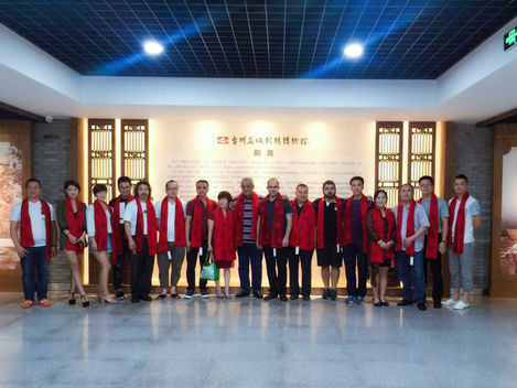 Membros da Câmara Geral dos Empresários Chineses no Brasil visitam empresa da indústria têxtil em Ta