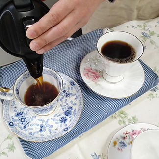 西谷地区センターで長く続けられている「ほっとらんど」の活動をご存じでしょうか？

■西谷地区センター　横浜市保土ケ谷区西谷3-15-1（相鉄線・西谷駅から徒歩5分）
https://nishiya.hodogaya-kumin.com/

「ほっとらんど」は、地域の作業所に通う障害者とスタッフ、ボランティアがコーヒーサービスを
提供している地域活動です。月ごとに開店日時は変わりますが、西谷地区センターにある開店カレンダーをご覧くださいとのこと。

【3月開店日】3/5、3/7、3/12、3/19、3/21～22、3/25～28
　
なんとこの活動、1995年に始まったと言いますから、もうすぐ30年近くになる地域活動なんですね。
30年近く前と言えば、まだ障害福祉は措置制度（福祉サービス利用の開始も終了も、利用者ではなく行政が決める仕組み）の時代。地域には数えるほどしか障害者が地域で活動できる場所はありませんでした。そんな時代にあって、作業所の皆さんと地域住民の「ふれあいの場」ができたら、という願いから作られたそうです。

おじゃまさせていただいた時も、地区センターでバレーボールをされていたシニアの方たちが
休憩時間になると、「いつも、ここのコーヒーをいただいてるの」とおっしゃり、淹れ立てのコーピーを楽しまれていました。常連さんなんですって。
（※コーヒー1杯100円程度のご寄付をいただいているそうです）

自分たちの淹れたコーヒーを地域の方が喜んでくれる。待っていてくれるお馴染みさんがいる
それが「ほっとらんど」に参加されている障害者の皆さんにとっても大きなモチベーションとなっていました。

地域の方たちからの応援も受けて続けられてきた「ほっとらんど」ですが、現在活動を支える事業所が減っており、もともとは毎週月～金曜まで開店したいにも関わらず、最近は月10日ていどの稼働にとどまっているそうです。せっかく、地域の方たちから求められているのに、ちょっと残念ですよね。

ぜひ、もっと多くの事業所や障害者、ボランティアの方たちにご参加いただき、地域と作業所の架け橋となる「ほっとらんど」がこれからも続いてほしいと思いました。

ご参加希望の事業所やボランティアさんは、こちらまでお問い合わせくださいね。

■お問い合わせ先
NPO法人きてん　トラック（担当：力石）まで。　電話０４５－３３２－２９３９
