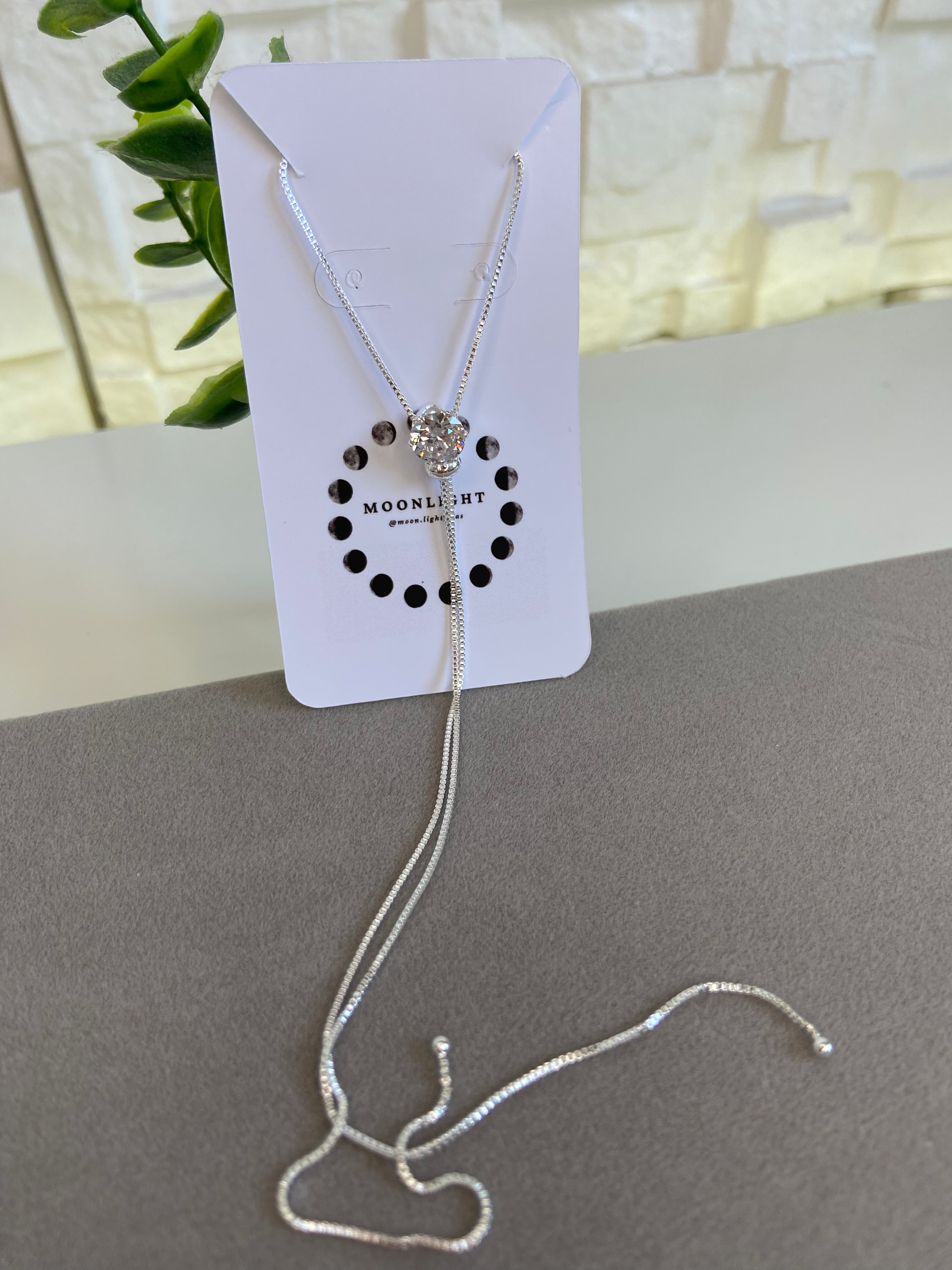 Colar estilo gravatinha com cristal