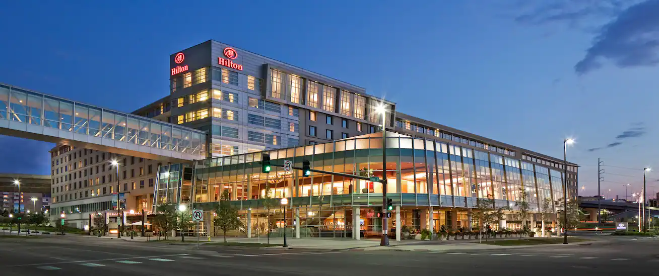 omacv-hilton-exterior-01.webp