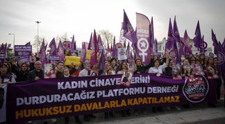 “hiçbir yere gitmiyoruz"                         "we’re not going anywhere”