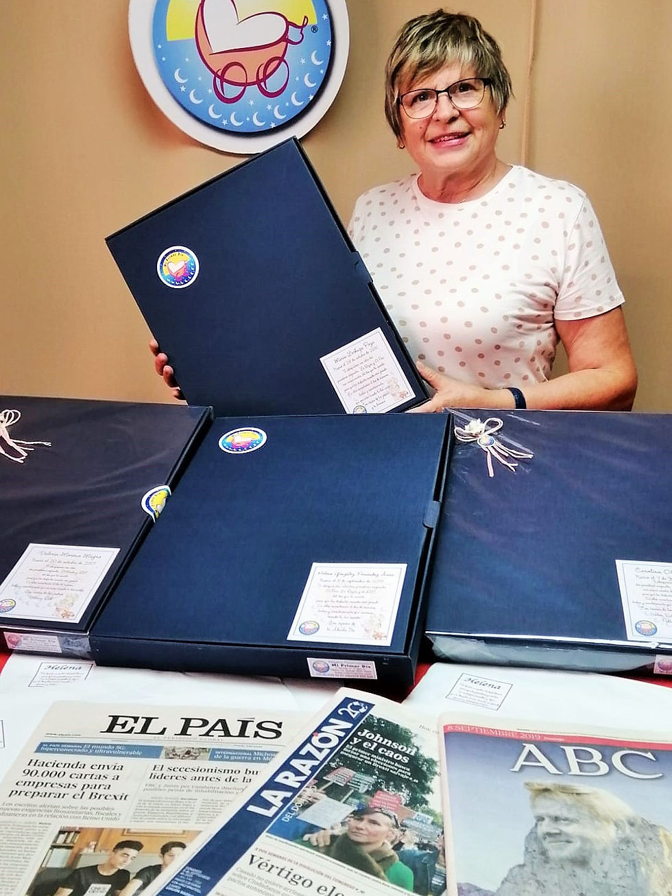 Miniatura: Caja con periódicos y revistas originales de su nacimiento