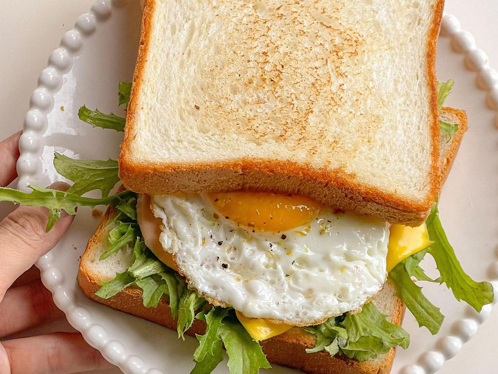 Bánh mì kẹp trứng ốp la và rau bina (Ảnh: Sưu tầm)
