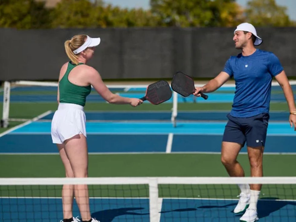 Pickleball có sân nhỏ, vợt nhẹ và luật chơi dễ tiếp cận cho người mới (Ảnh: Sưu tầm)