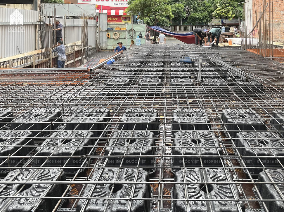 Giai đoạn thi công phần thô với các hạng mục móng, cột, dầm và sàn nhà