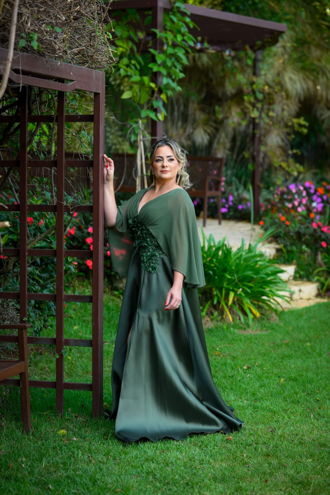 Vestido Norah verde oliva com capa e bordado