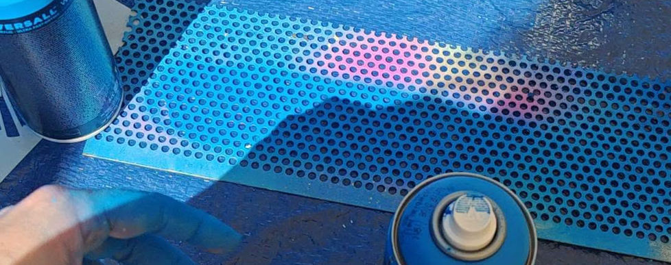 Pochoirs et bombes de peinture aérosol pour la réalisation de lettrages graffiti