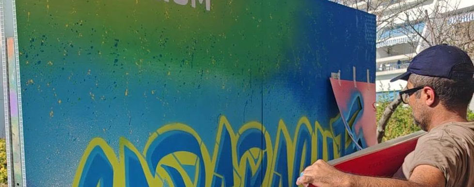 Réalisation du panneau graffiti Cadarache lors d'un live painting d'entreprise