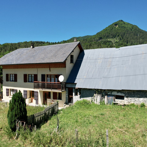 3 - Ensemble immobilier composé d'une maison + grange + garage + atelier + grenier.jpeg