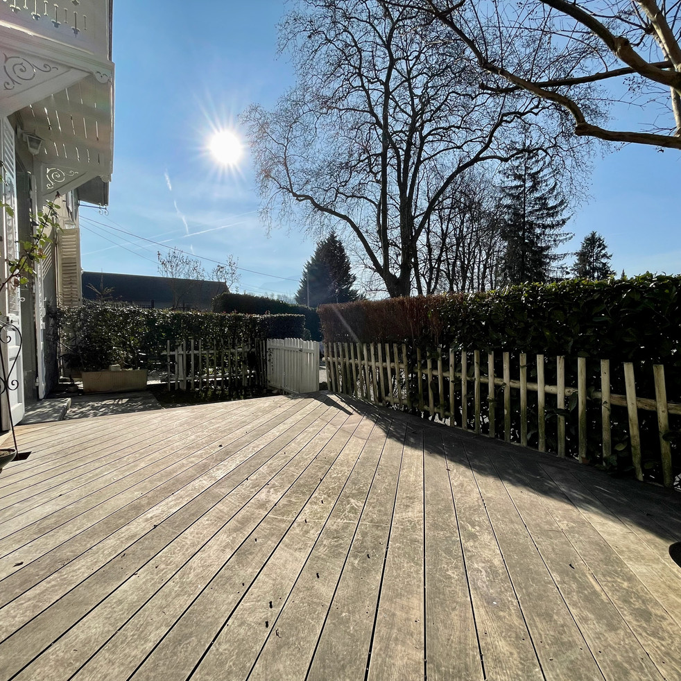 5 - terrasse cloturée et arborée, très bien exposée.jpeg