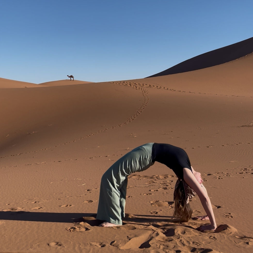 Urdhva Dhanurasana in der Sahara