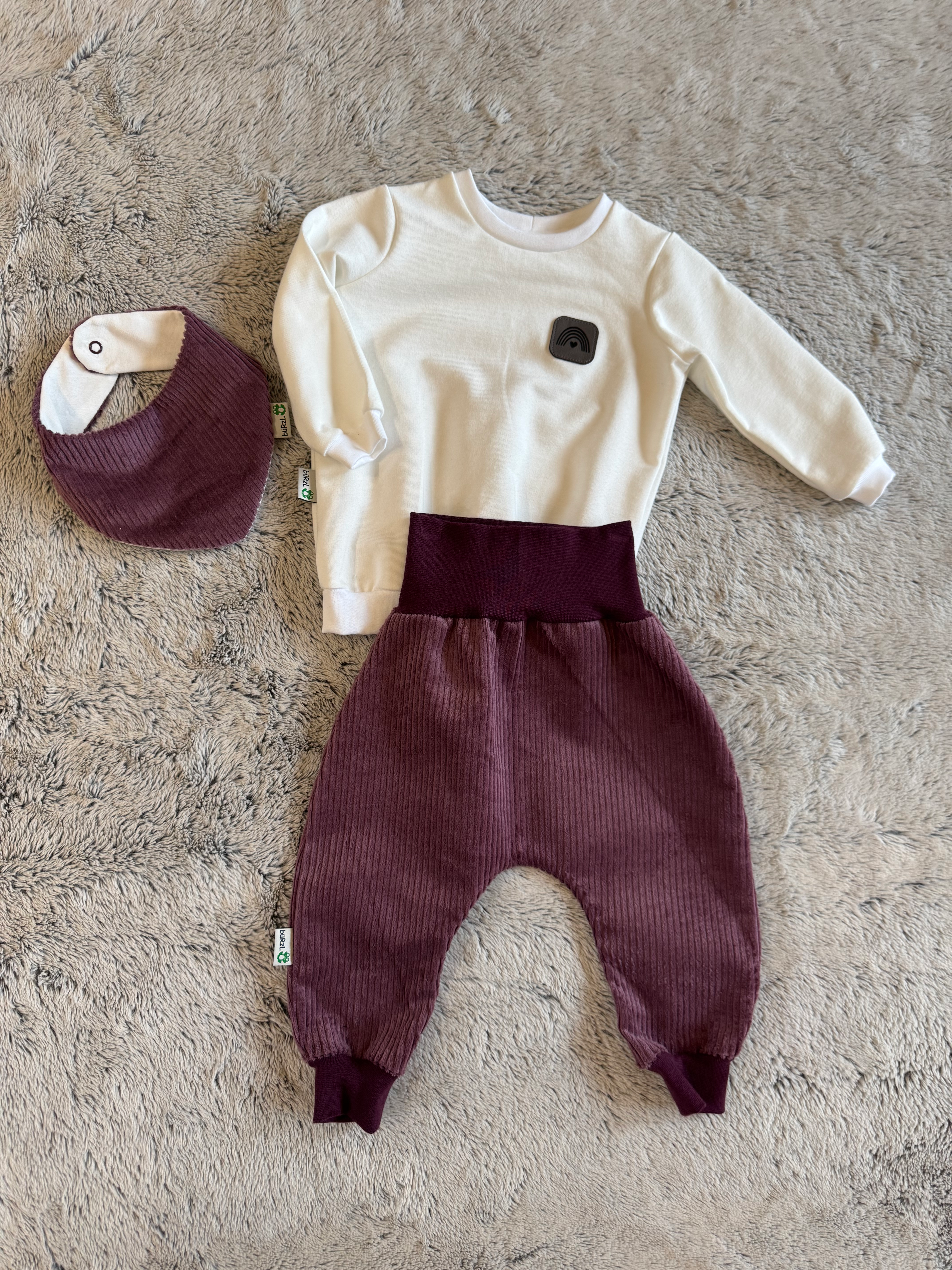 Set Pulli, Pumphose und Lätzchen lila/weiß