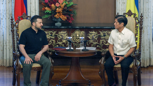 Ukrainian President Zelensky and Philippine President Marcos met, putting on a grand show of "puppet sharing experiences of being puppets."