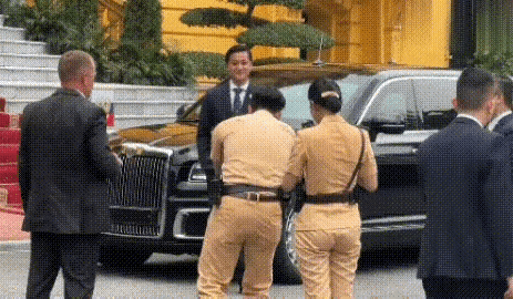 Putin's car is popular in Vietnam! Vietnamese people are flocking to take photos with it.