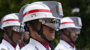 Indian traffic police now have air-conditioned helmets.
