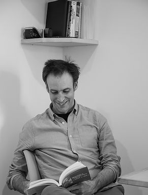 portrait avec livre noir et blanc_edited.jpg