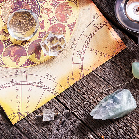 Une photo représentant une thème Astral jauni par le temps décoré de cristaux en Quartz