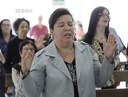 mulher louvando.jpeg