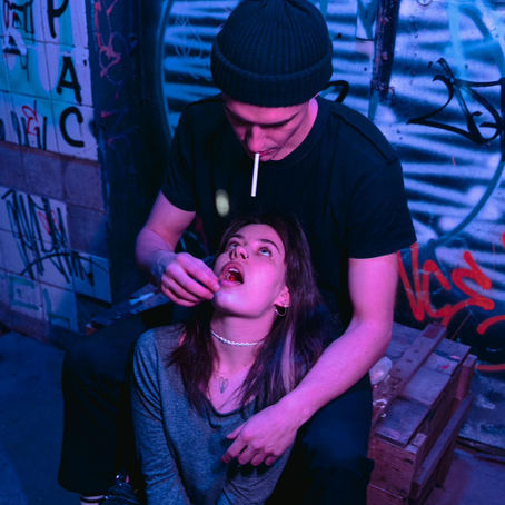 Cultura raver y sociedad: juventud, música electrónica y el debate en torno a las drogas.