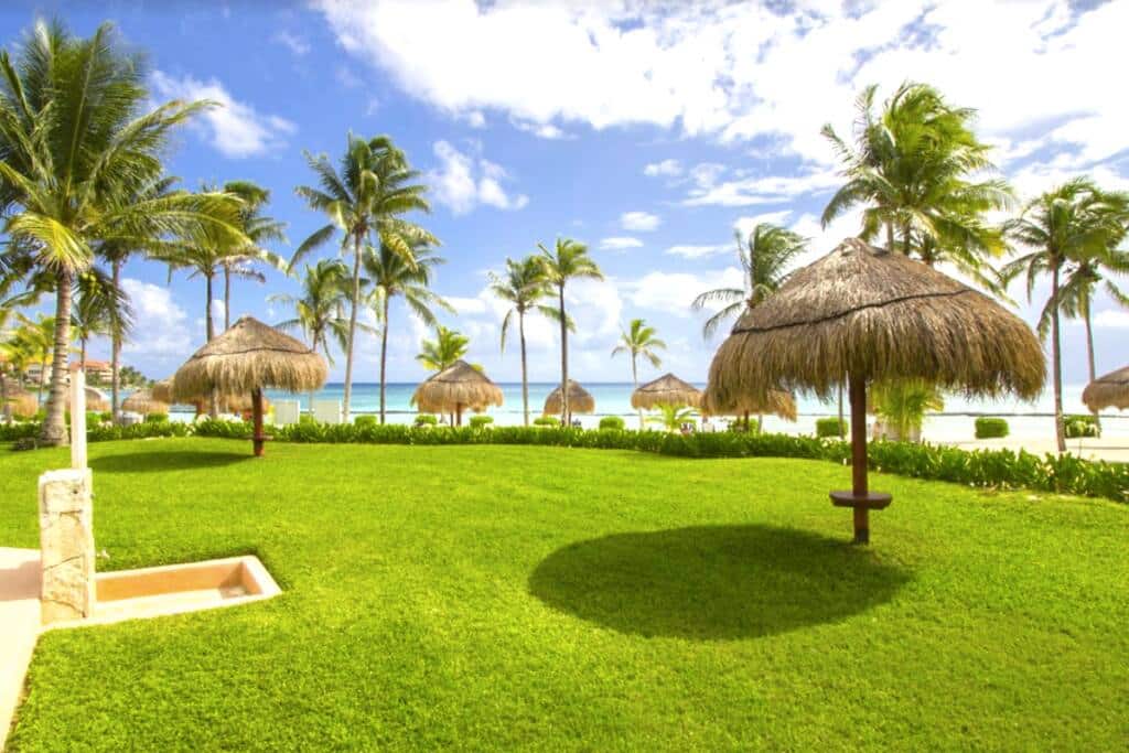 Villas del Mar: lawn with palapas opening onto the beach and the sea