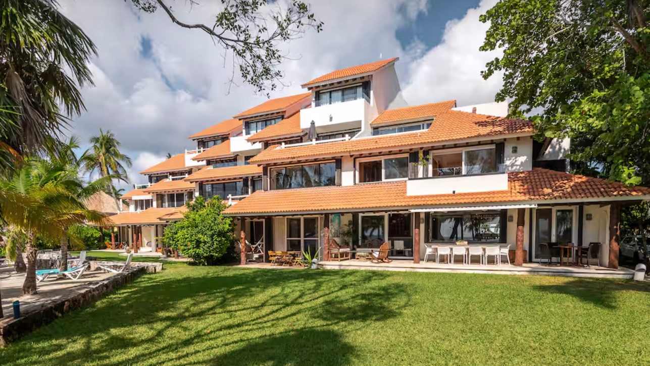 Casa Chac Hal Al: beachfront residence with its own lawn opening to the sea