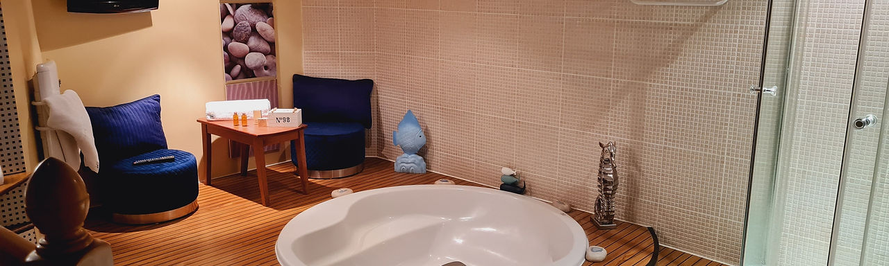 Salle de bain de la chambre la mer à la chatellerie de schoebeque.