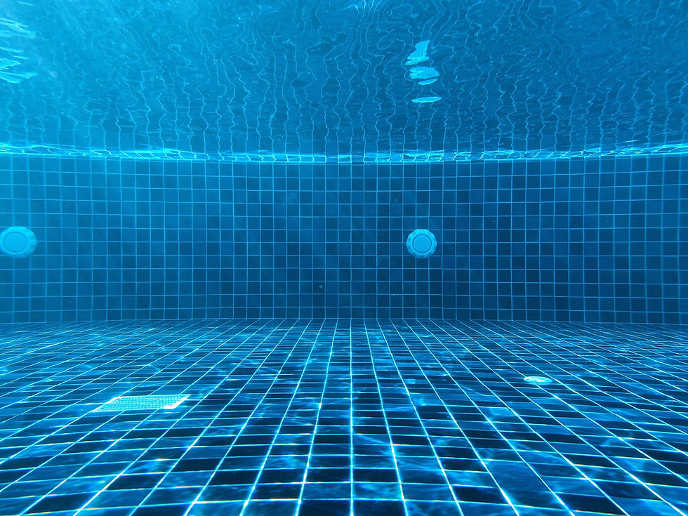 klares Wasser in einem gefliesten Pool