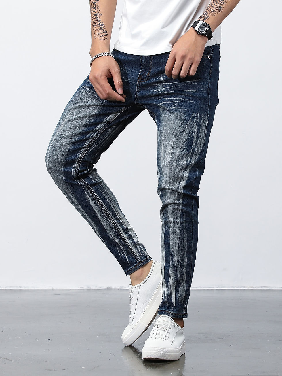 Thumbnail: Men Pocket Detail Zip Fly Washed Jeans