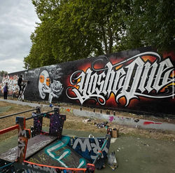 yoshe graffeur et tatoueur à toulouse artiste graffiti fresque murale décoration urbaine