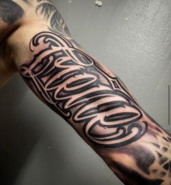tatouage toulouse tatoueur lettrage style graffiti graff