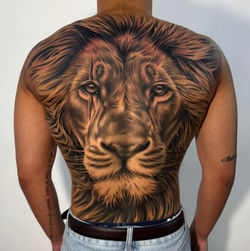 full back lion realistic tattoo tatoueur toulouse